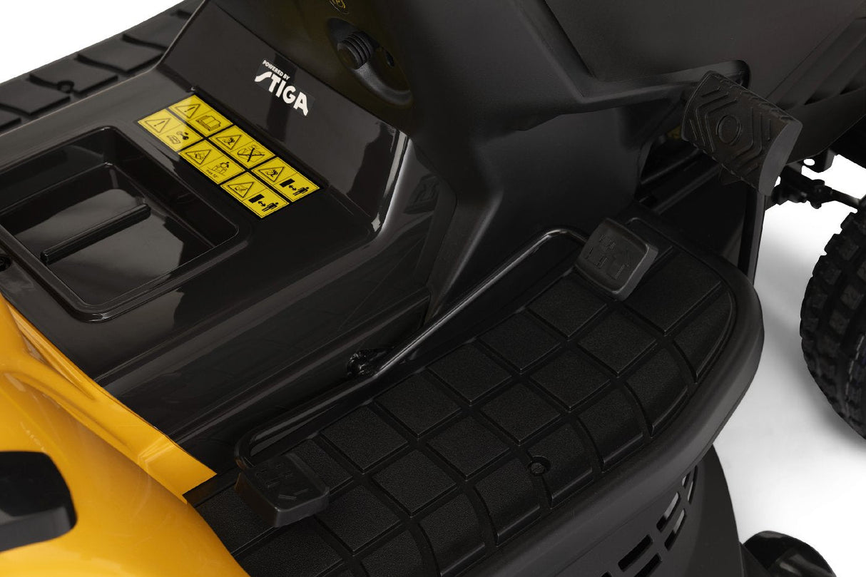 Stiga Rasentraktor Estate 598 mit Mulchstopfen, Anhängerkupplung und Ladegerät