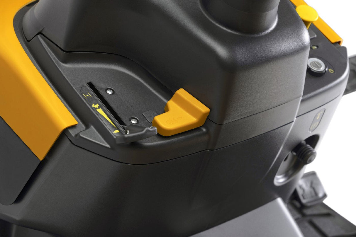 Stiga Rasentraktor Estate 598 mit Mulchstopfen, Anhängerkupplung und Ladegerät