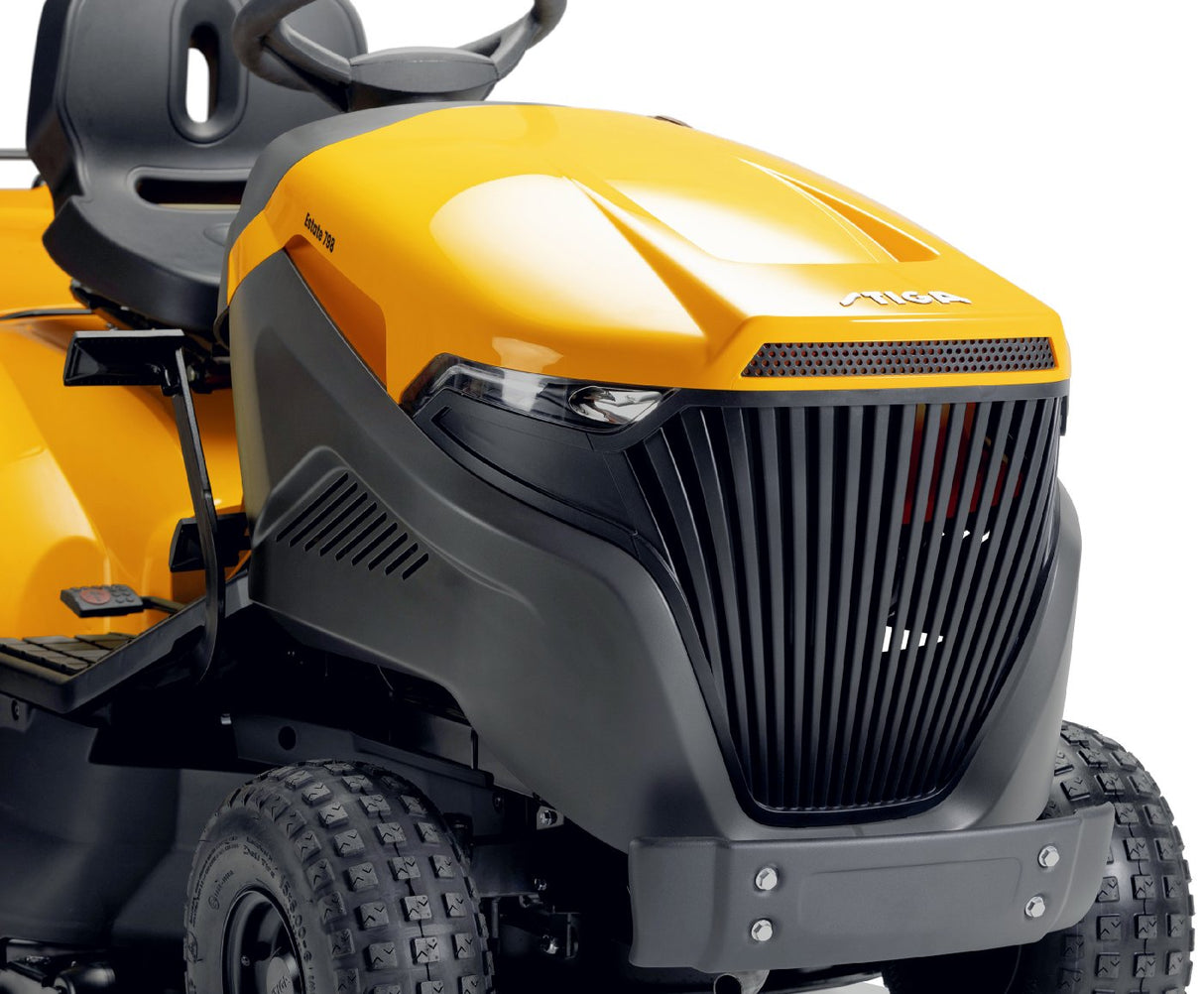 Stiga Rasentraktor Estate 798 mit Mulchstopfen, Anhängerkupplung und Ladegerät