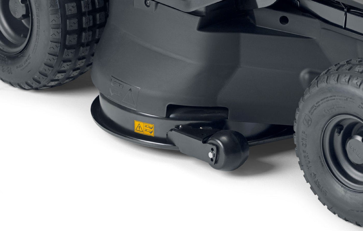 Stiga Rasentraktor Estate 798 mit Mulchstopfen, Anhängerkupplung und Ladegerät