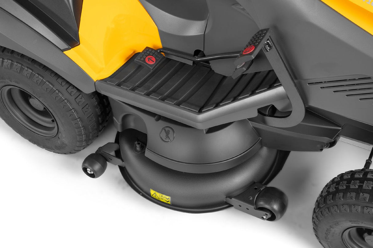 Stiga Rasentraktor Estate 9102 W mit Mulchstopfen, Anhängerkupplung und Ladegerät