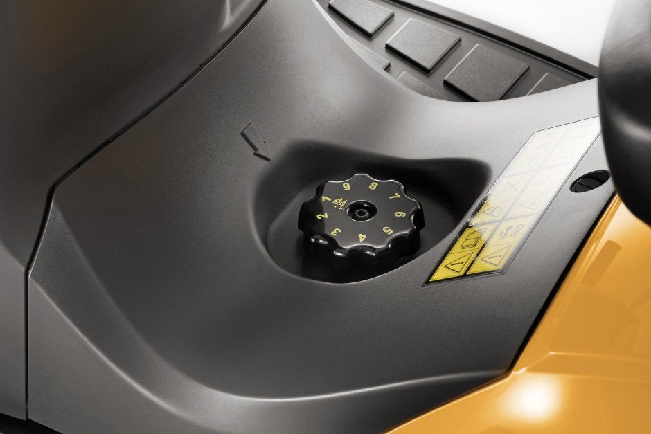 Stiga Allrad-Rasentraktor Estate 9122 WX mit Mulchstopfen, Anhängerkupplung und Ladegerät