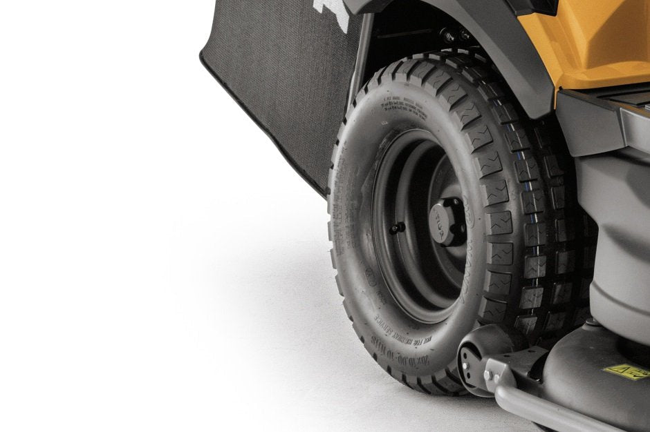 Stiga Allrad-Rasentraktor Estate 9122 WX mit Mulchstopfen, Anhängerkupplung und Ladegerät