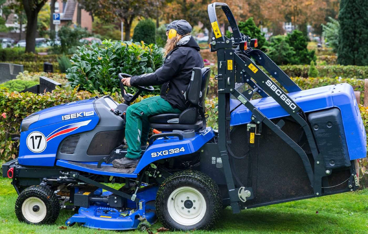 Iseki Diesel-Rasentraktor mit Aufnahme, Hochentleerung SXG 324 mit SCMB48 und SBC650