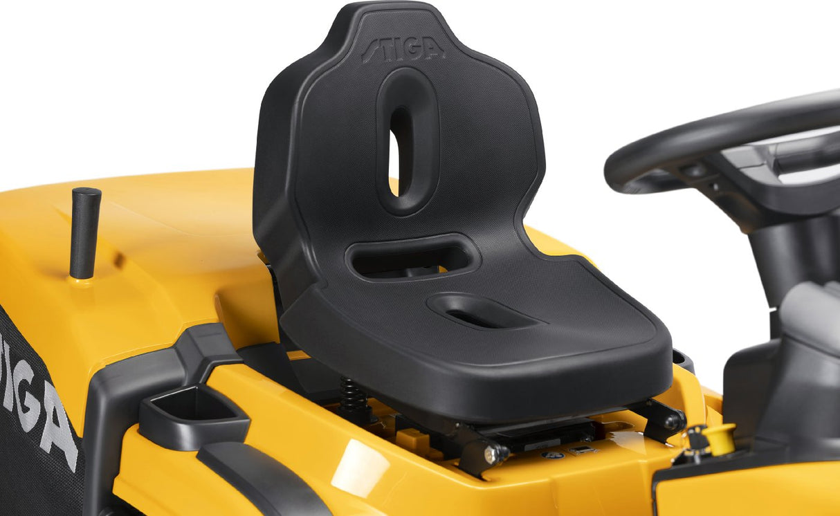 Stiga Rasentraktor Estate 598 mit Mulchstopfen, Anhängerkupplung und Ladegerät