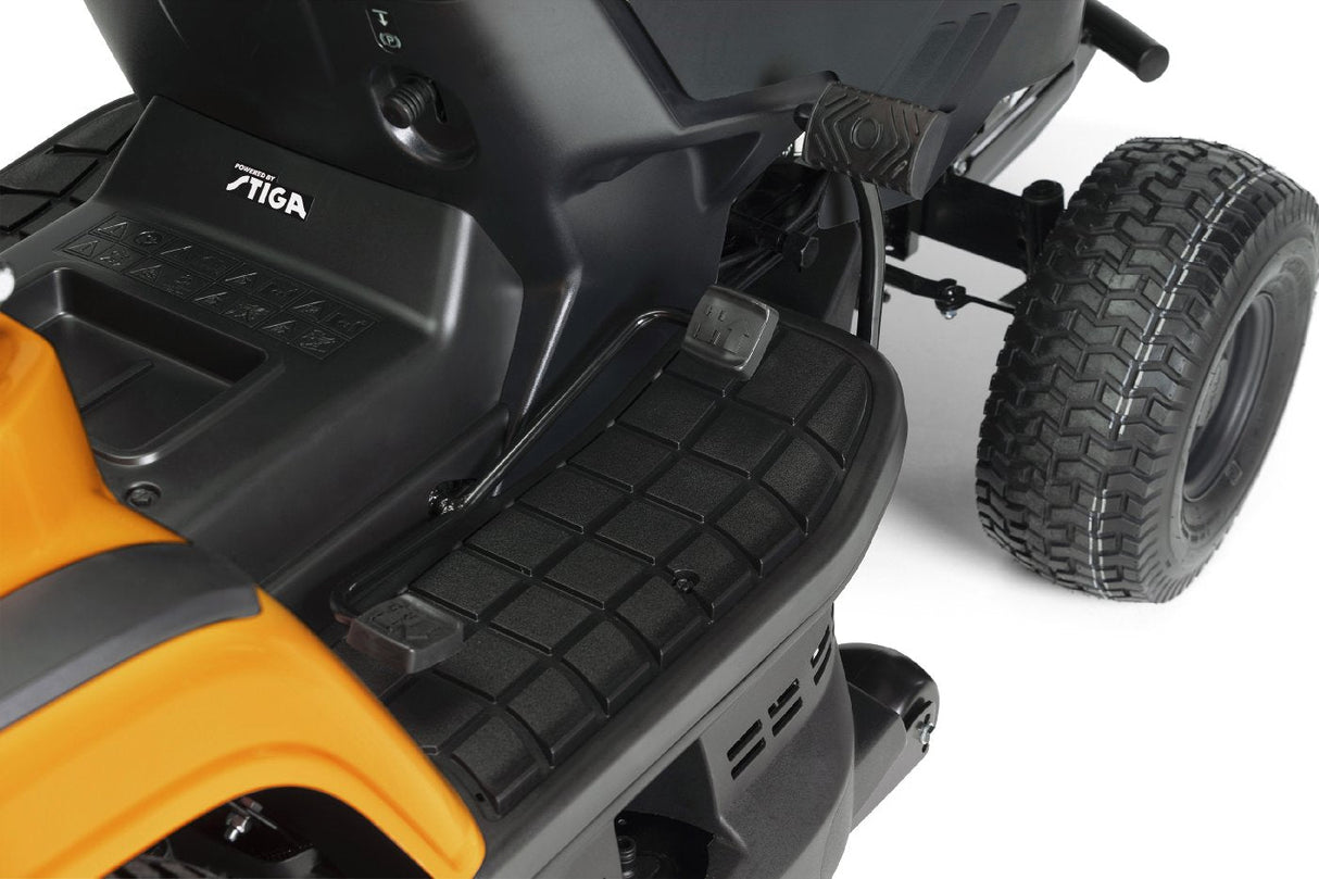 Stiga Rasentraktor Estate 598 mit Mulchstopfen, Anhängerkupplung und Ladegerät