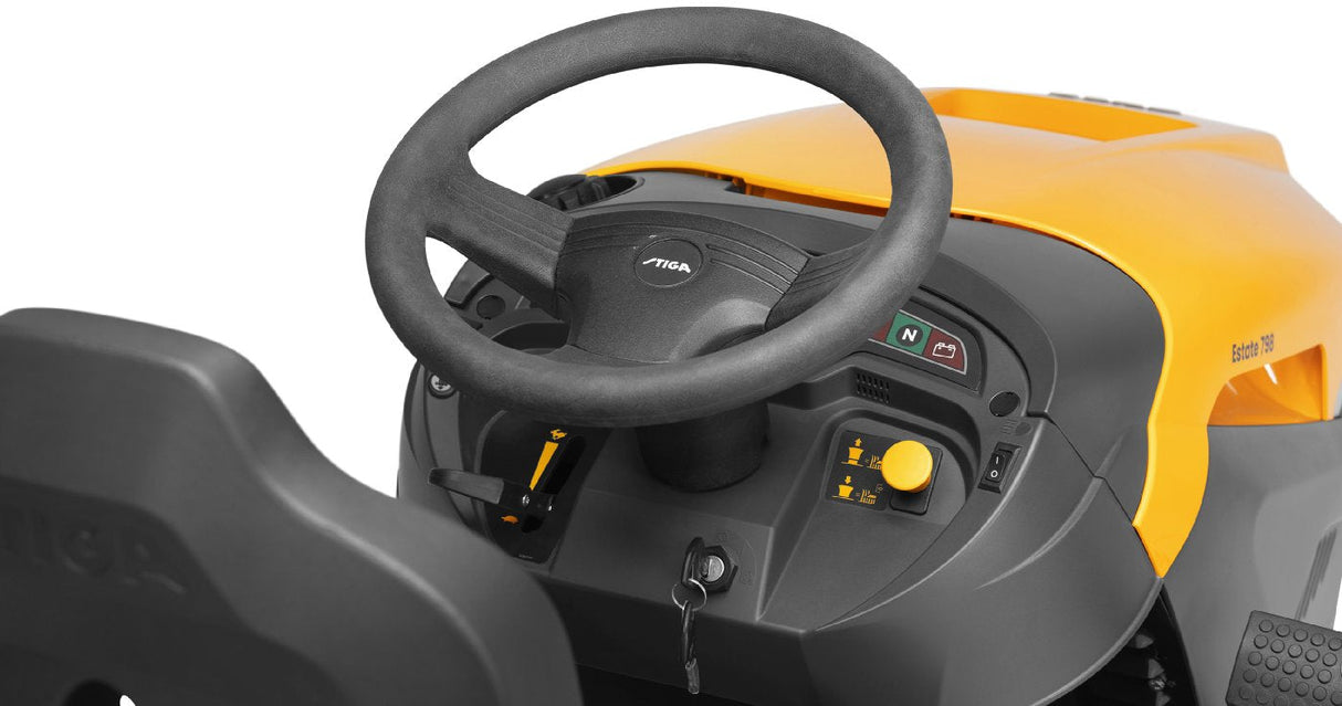 Stiga Rasentraktor Estate 798 mit Mulchstopfen, Anhängerkupplung und Ladegerät