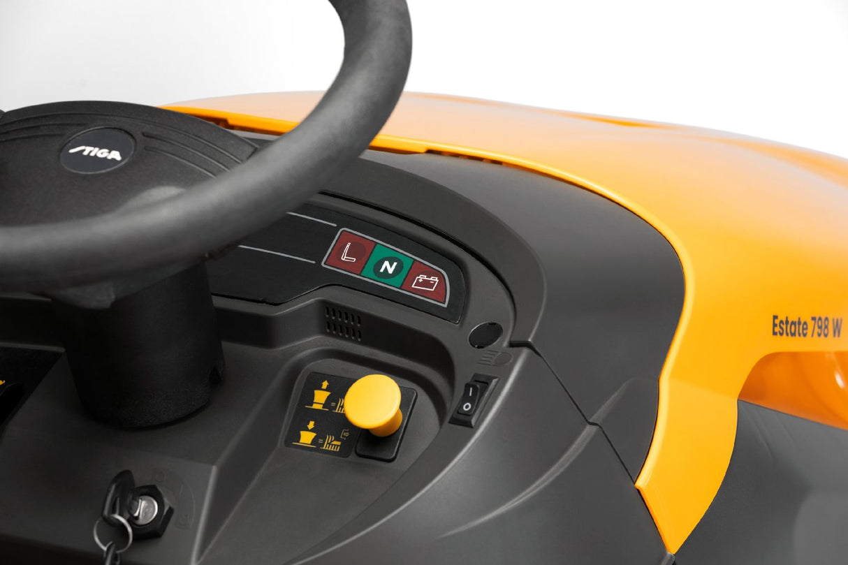 Stiga Rasentraktor Estate 798 W mit Mulchstopfen, Anhängerkupplung und Ladegerät