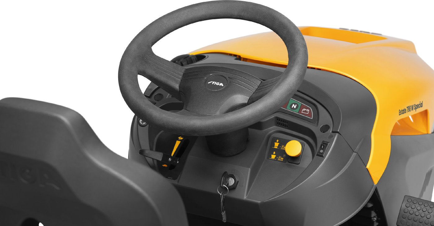 Stiga Rasentraktor Estate 798 W Special HONDA mit Mulchstopfen, Anhängerkupplung und Ladegerät